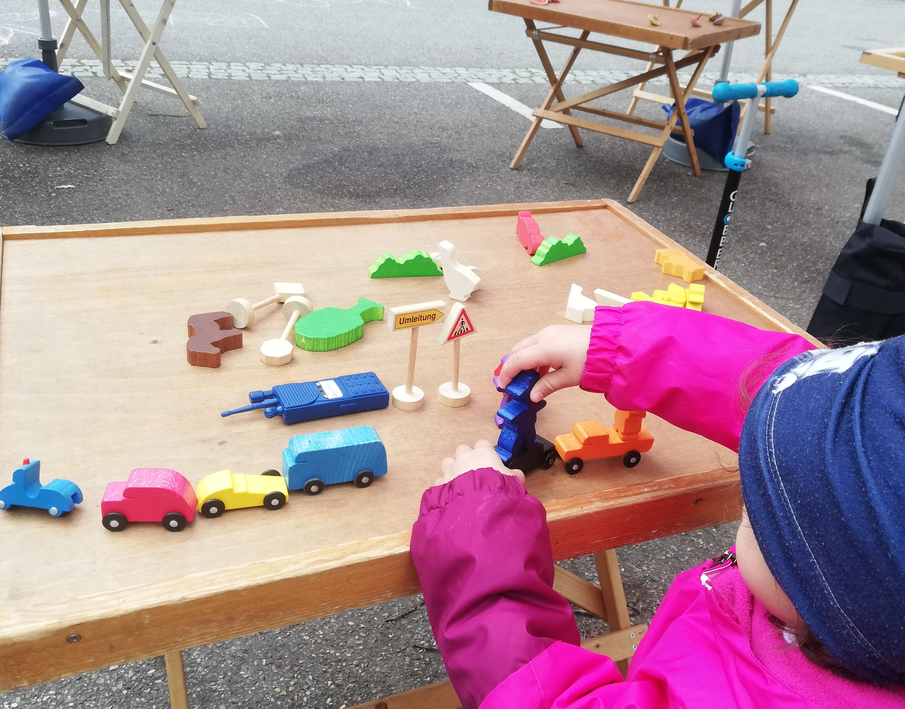 Spieltisch mit Holzautos in Ostfildern